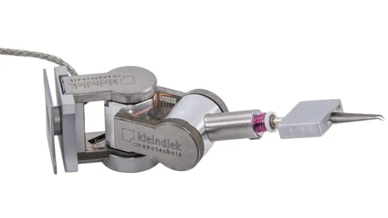 The MTW-EM microtweezer plug-in on a Kleindiek micromanipulator, ending in fine piezo-driven gripper jaws.
